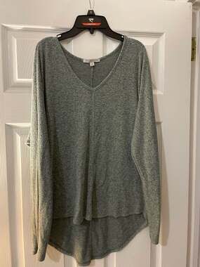 Green Envelope Los Angeles Marled Grey V-Neck High-Low Knit Top